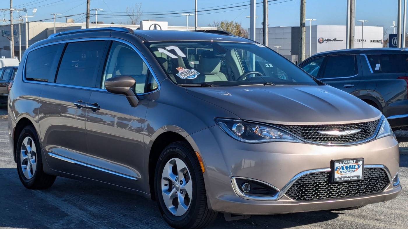 2017 Chrysler Pacifica Touring L Plus — Minivan — 121,887 mi — Tinley Park, IL