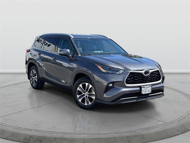 2022 Toyota Highlander XLE — SUV — 14,760 mi — Valencia, CA