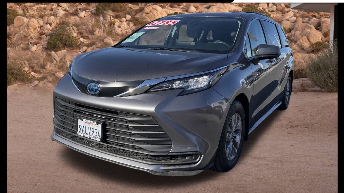 2022 Toyota Sienna LE — Minivan — 37,628 mi — Victorville, CA