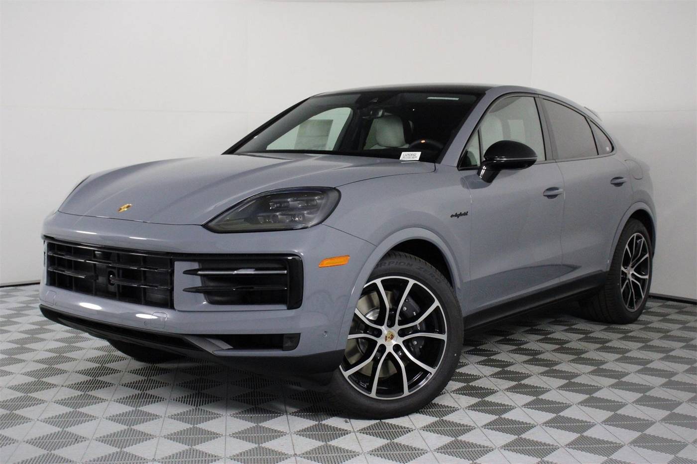2025 Porsche Cayenne E-Hybrid — SUV — 492 mi — Pasadena, CA