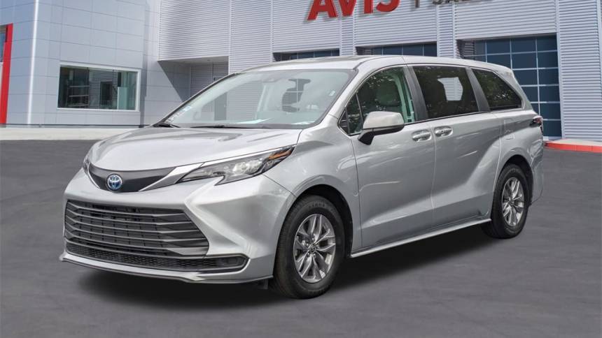 2024 Toyota Sienna LE — Minivan — 28,432 mi — Pompano Beach, FL