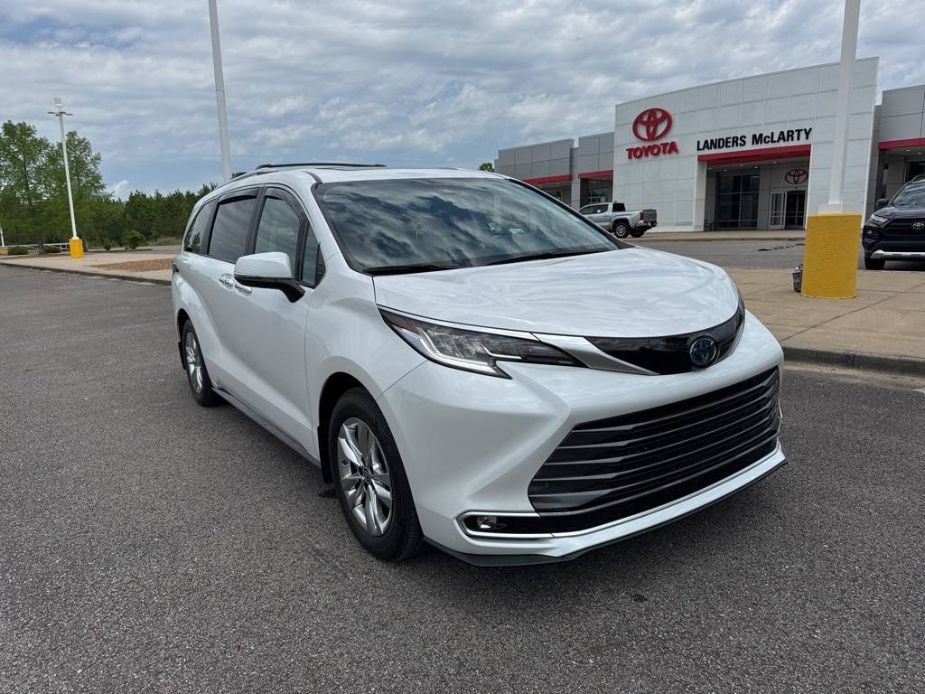 2023 Toyota Sienna Limited — Minivan — 2,902 mi — Fayetteville, TN