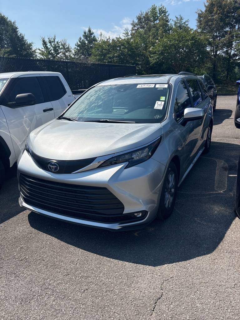 2025 Toyota Sienna XLE — Minivan — 4,415 mi — Fayetteville, TN