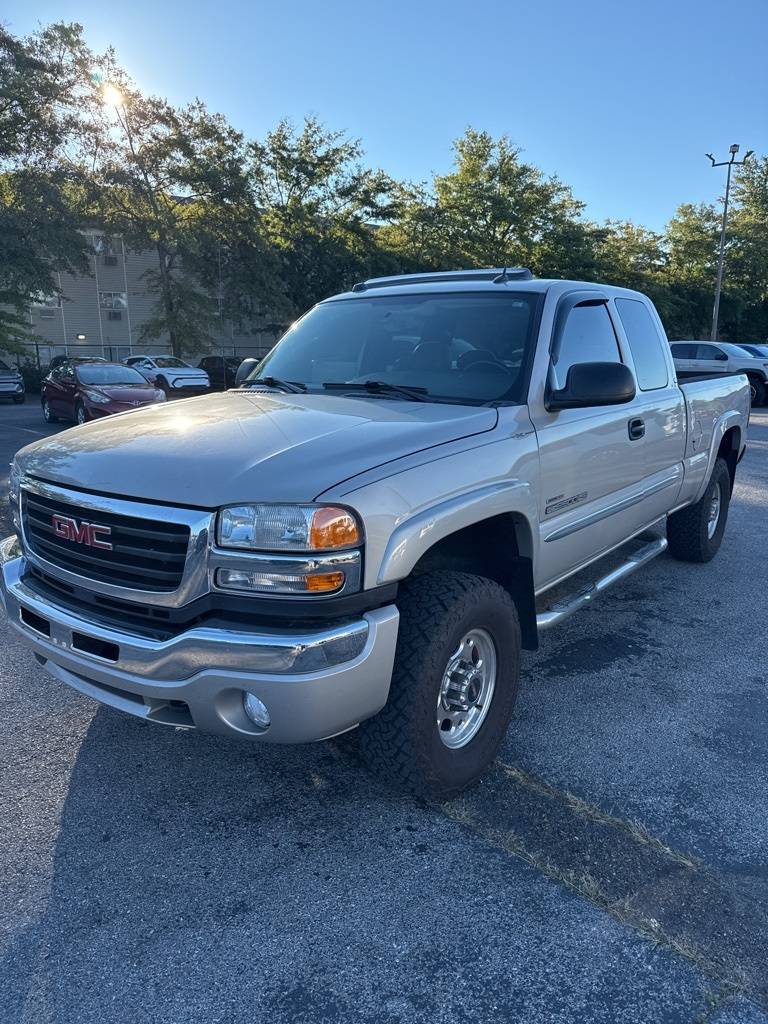 2005 GMC Sierra 2500HD SLT — Pickup Truck — 128,159 mi — Fayetteville, TN