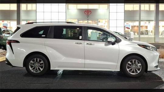 2024 Toyota Sienna XLE — Minivan — 13,386 mi — Mount Laurel, NJ