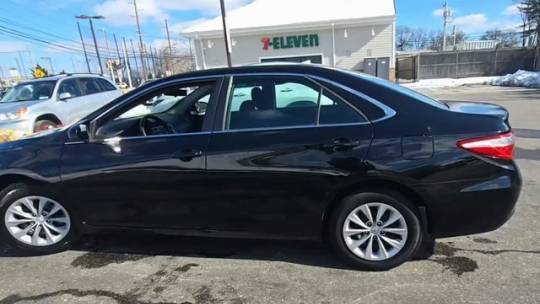2016 Toyota Camry LE — Sedan — 70,527 mi — Libertyville, IL