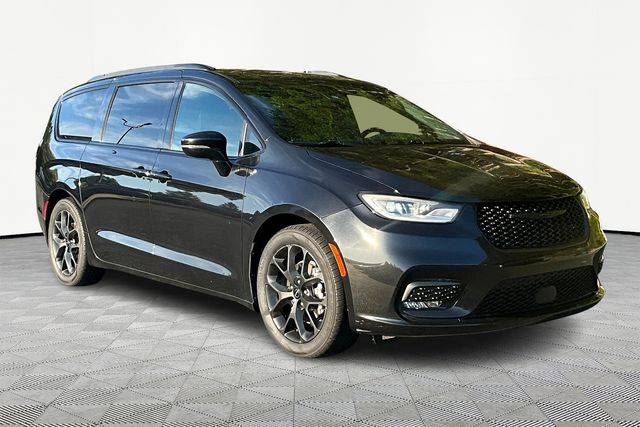 2022 Chrysler Pacifica Touring L — Minivan — 105,174 mi — Charlotte, NC