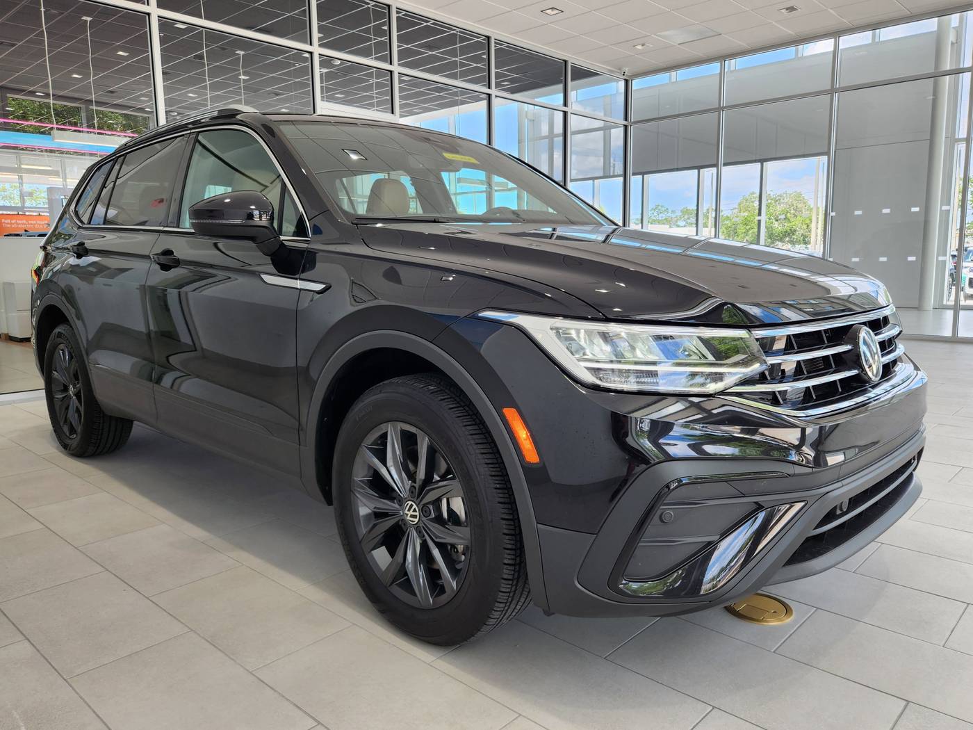 2024 Volkswagen Tiguan SE — SUV — 5,735 mi — Sarasota, FL