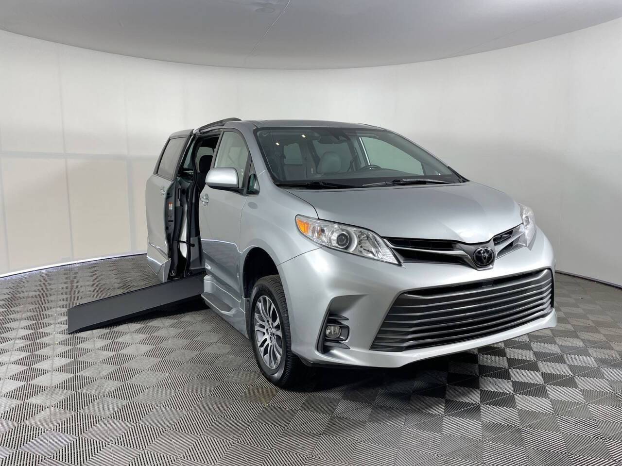 2020 Toyota Sienna XLE — Minivan — 51,923 mi — Phoenix, AZ