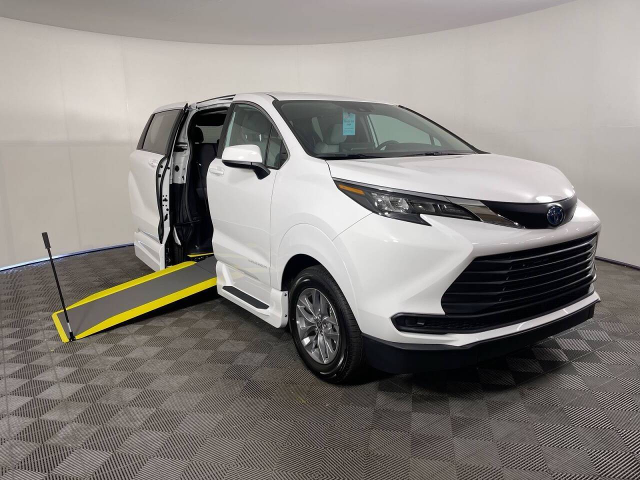 2025 Toyota Sienna LE — Minivan — 5 mi — Phoenix, AZ