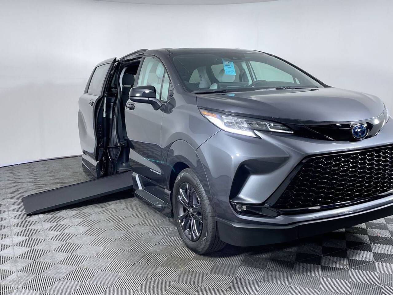 2025 Toyota Sienna XSE — Minivan — 5 mi — Phoenix, AZ