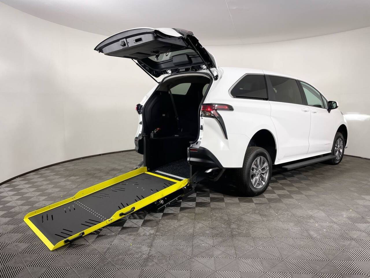 2025 Toyota Sienna LE — Minivan — 5 mi — Phoenix, AZ