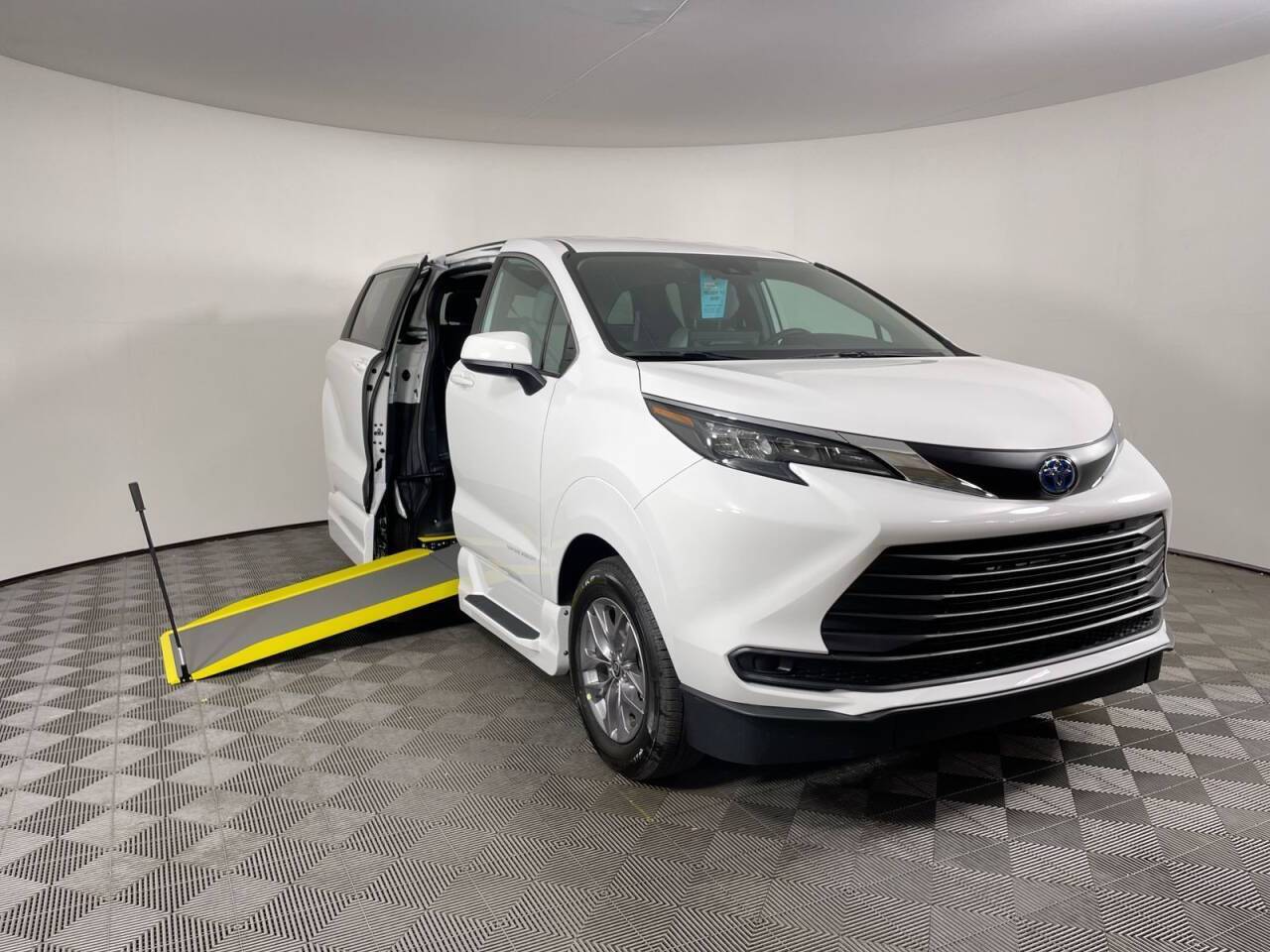 2025 Toyota Sienna LE — Minivan — 5 mi — Phoenix, AZ