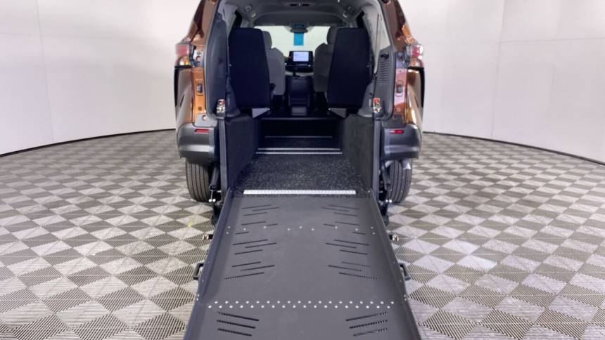2024 Toyota Sienna LE — Minivan — 434 mi — Phoenix, AZ