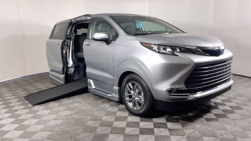 2023 Toyota Sienna XLE — Minivan — 9,620 mi — Phoenix, AZ