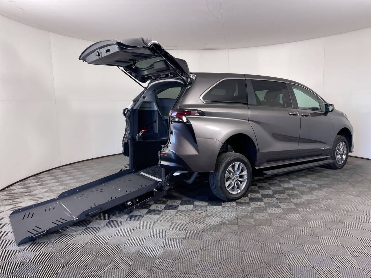 2023 Toyota Sienna LE — Minivan — 19,465 mi — Phoenix, AZ