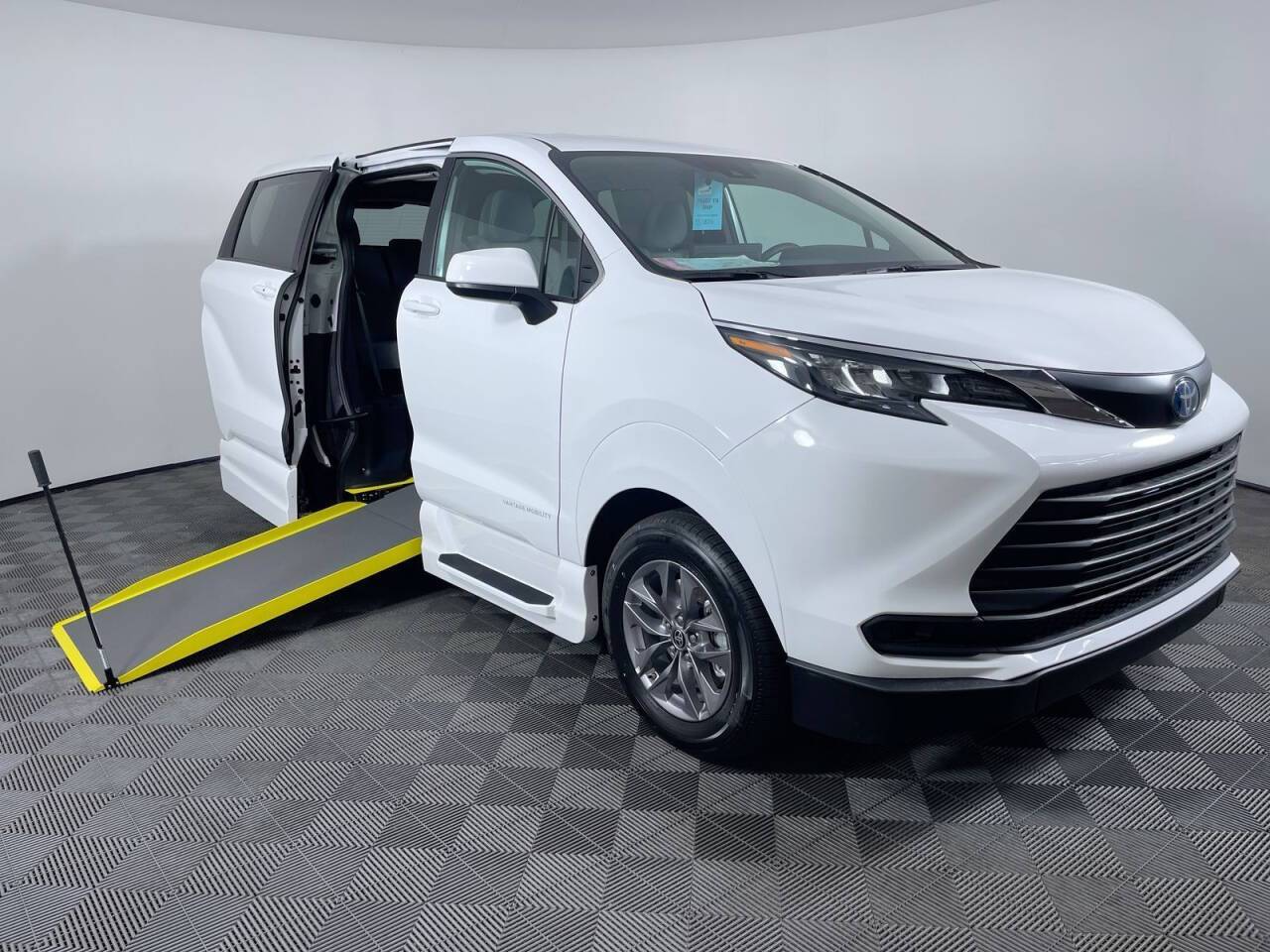 2025 Toyota Sienna LE — Minivan — 5 mi — Phoenix, AZ