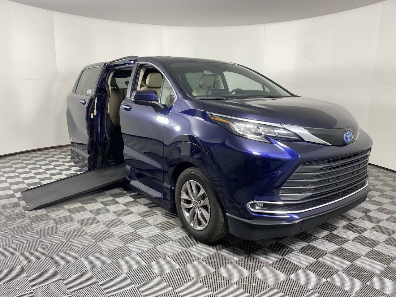2023 Toyota Sienna XLE — Minivan — 15,597 mi — Phoenix, AZ