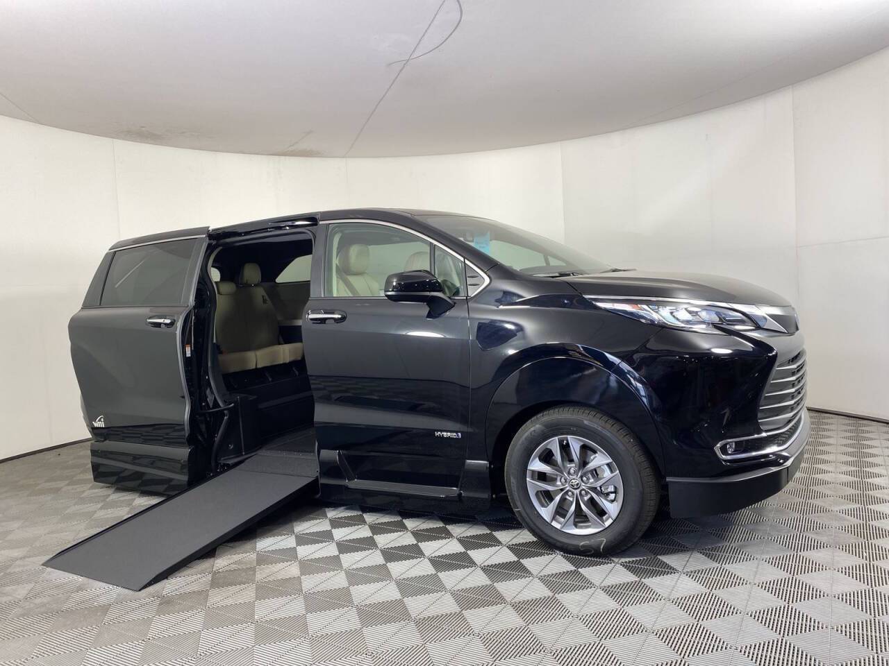 2021 Toyota Sienna XLE — Minivan — 10,442 mi — Phoenix, AZ