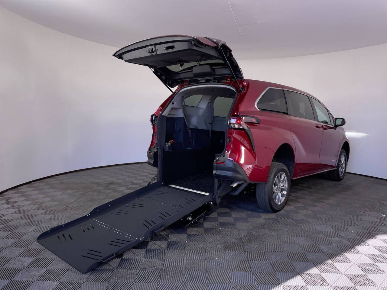 2023 Toyota Sienna LE — Minivan — 25,412 mi — Phoenix, AZ