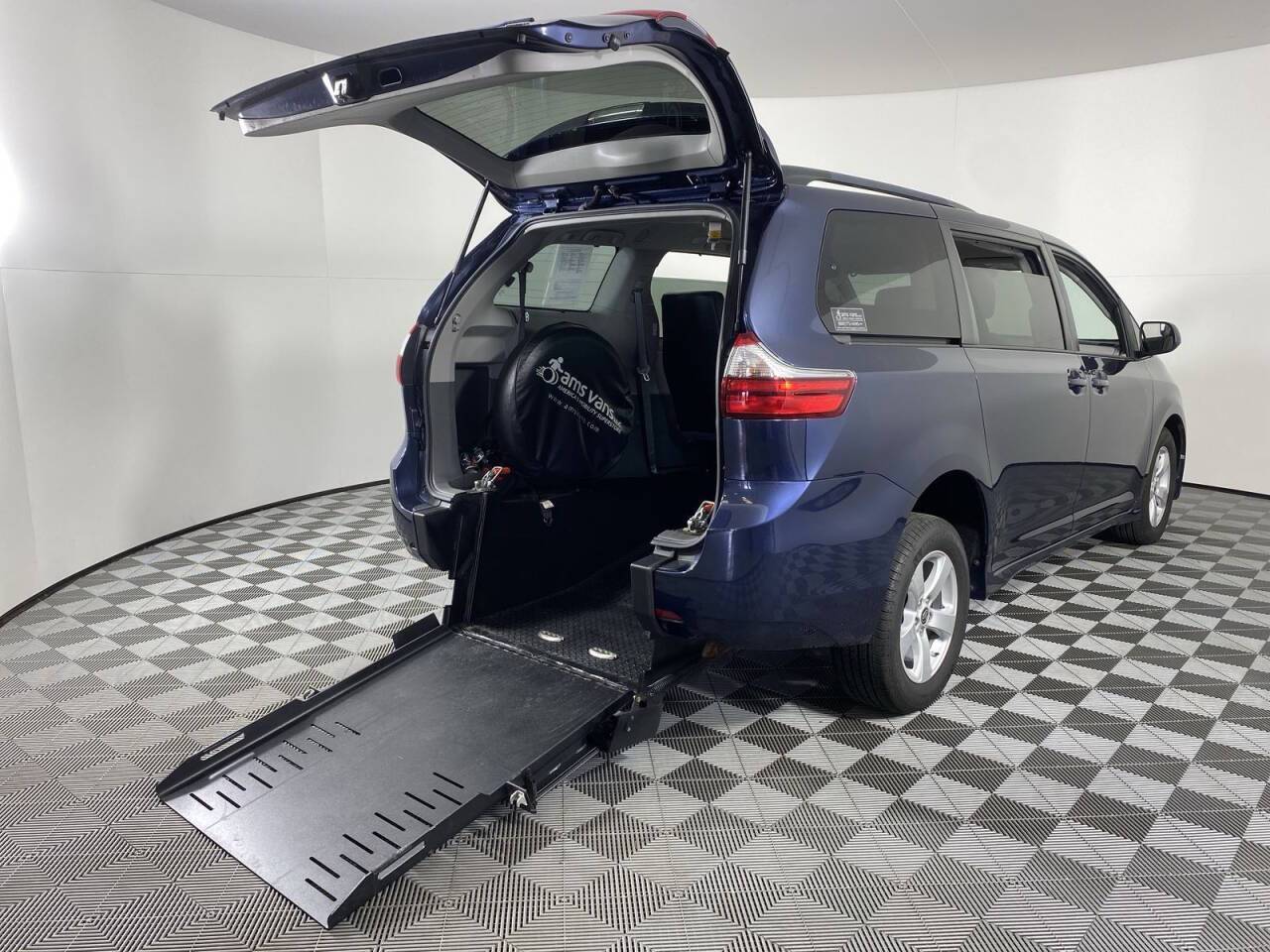 2020 Toyota Sienna LE — Minivan — 30,196 mi — Phoenix, AZ
