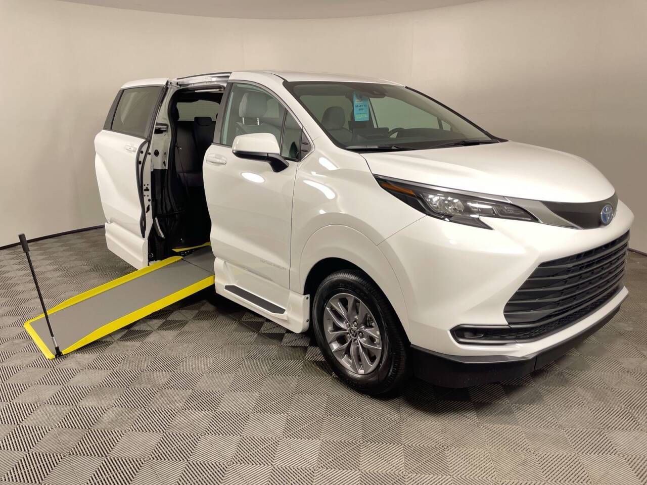 2025 Toyota Sienna LE — Minivan — 5 mi — Phoenix, AZ