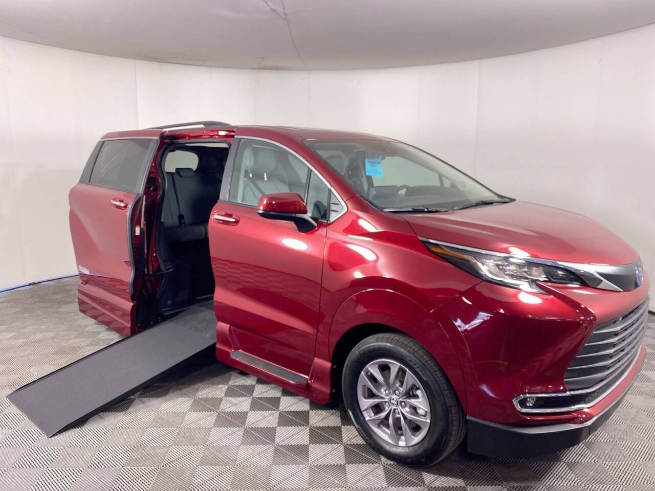 2023 Toyota Sienna XLE — Minivan — 5,881 mi — Phoenix, AZ