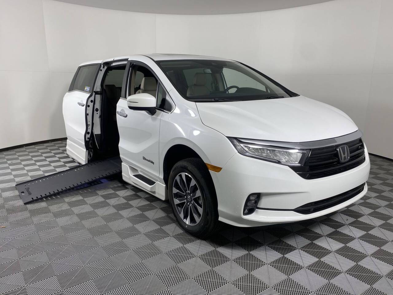 2024 Honda Odyssey EX-L — Minivan — 720 mi — Phoenix, AZ