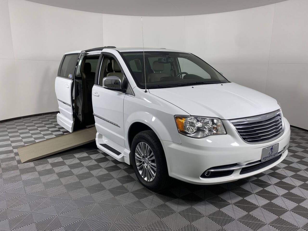 2015 Chrysler Town & Country Touring-L — Minivan — 85,244 mi — Phoenix, AZ