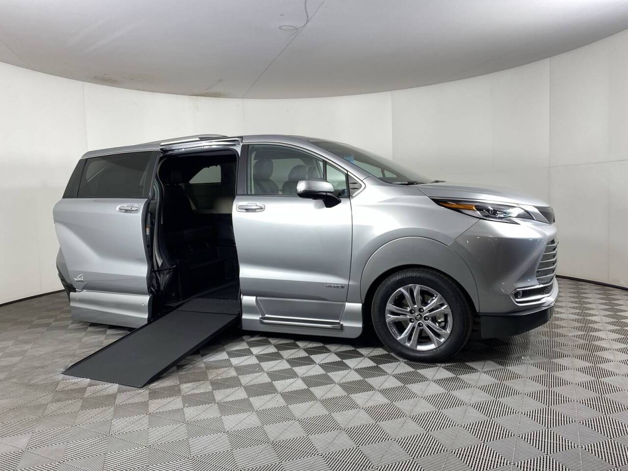 2021 Toyota Sienna Platinum — Minivan — 13,823 mi — Phoenix, AZ