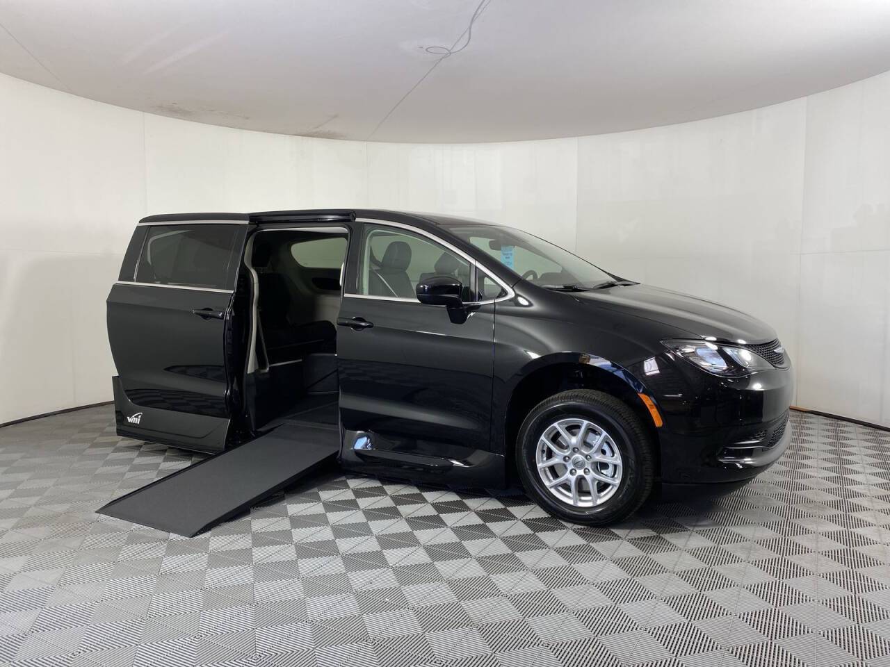 2022 Chrysler Voyager LX — Minivan — 13,444 mi — Phoenix, AZ