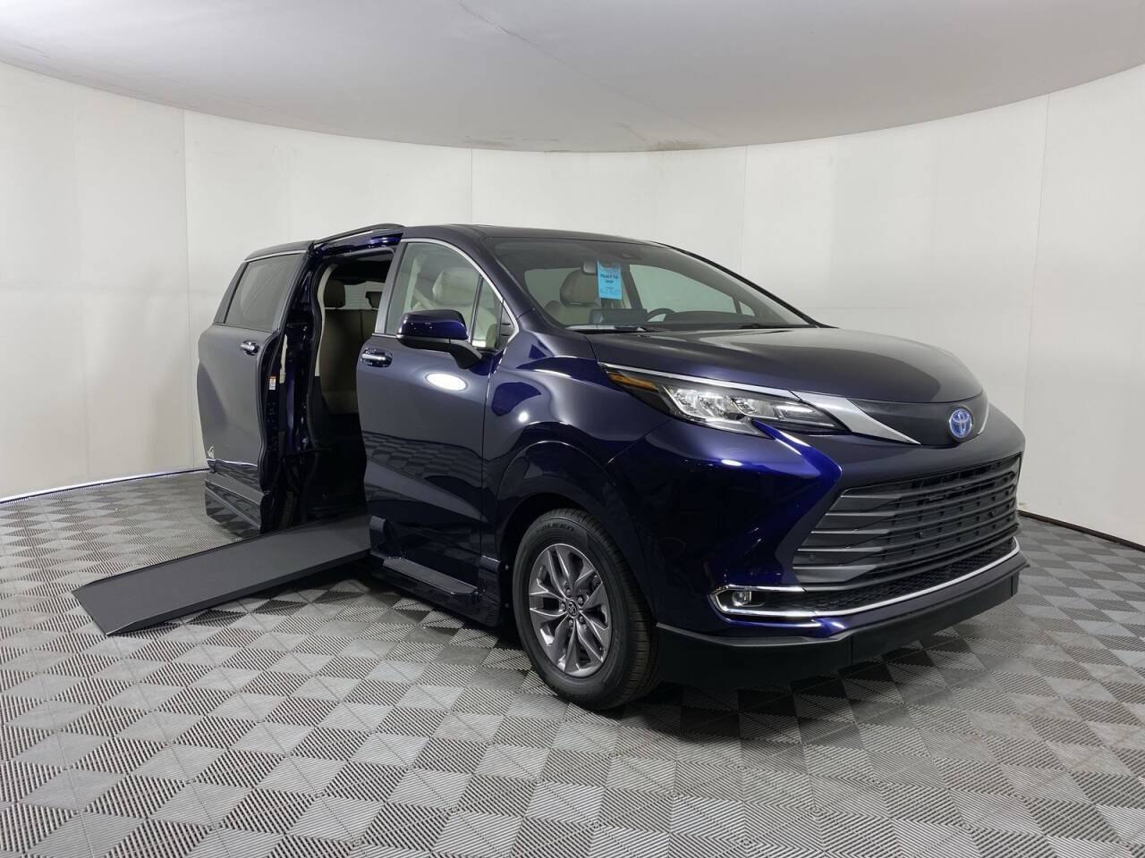 2022 Toyota Sienna XLE — Minivan — 16,172 mi — Phoenix, AZ