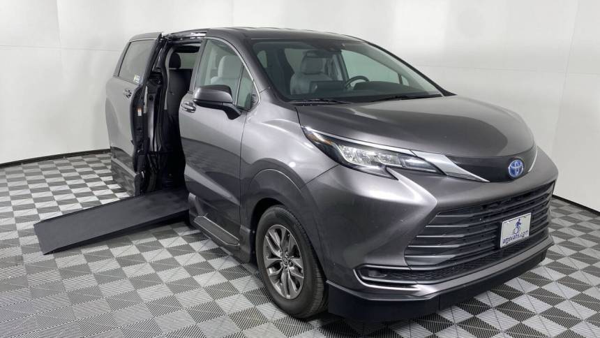 2023 Toyota Sienna LE — Minivan — 3,252 mi — Phoenix, AZ