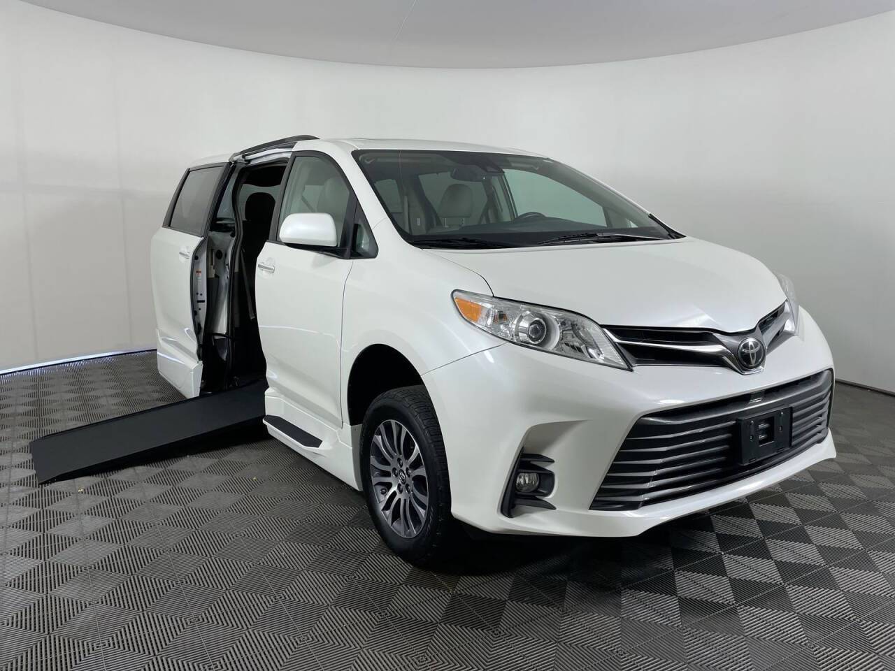 2018 Toyota Sienna XLE — Minivan — 67,818 mi — Phoenix, AZ
