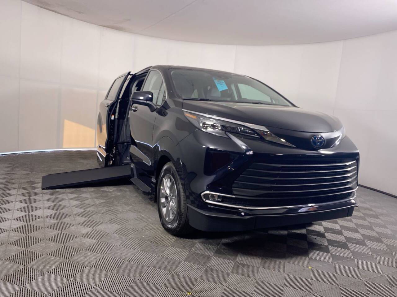 2024 Toyota Sienna XLE — Minivan — 7,155 mi — Phoenix, AZ