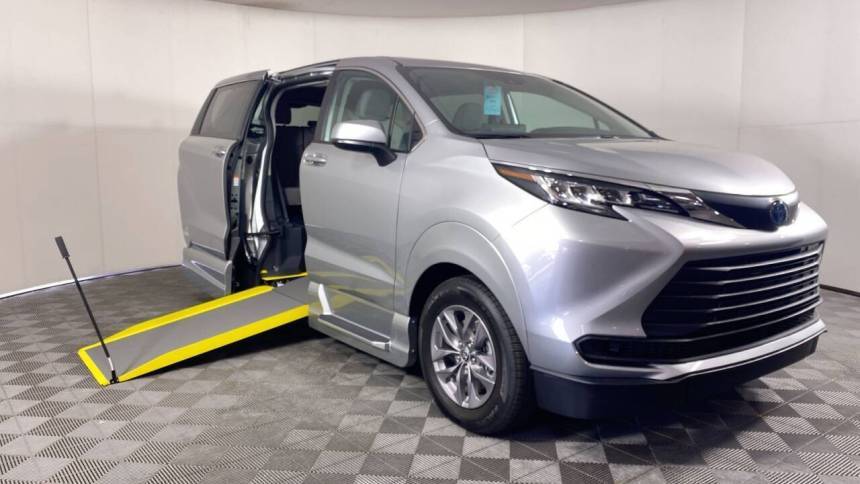 2023 Toyota Sienna LE — Minivan — 546 mi — Phoenix, AZ