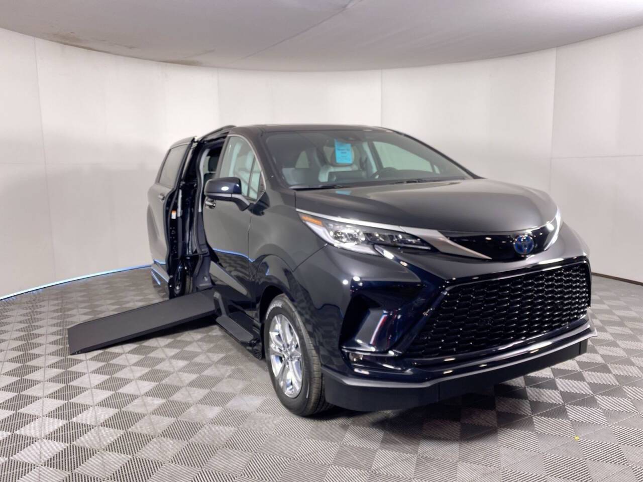 2023 Toyota Sienna XSE — Minivan — 8,786 mi — Phoenix, AZ