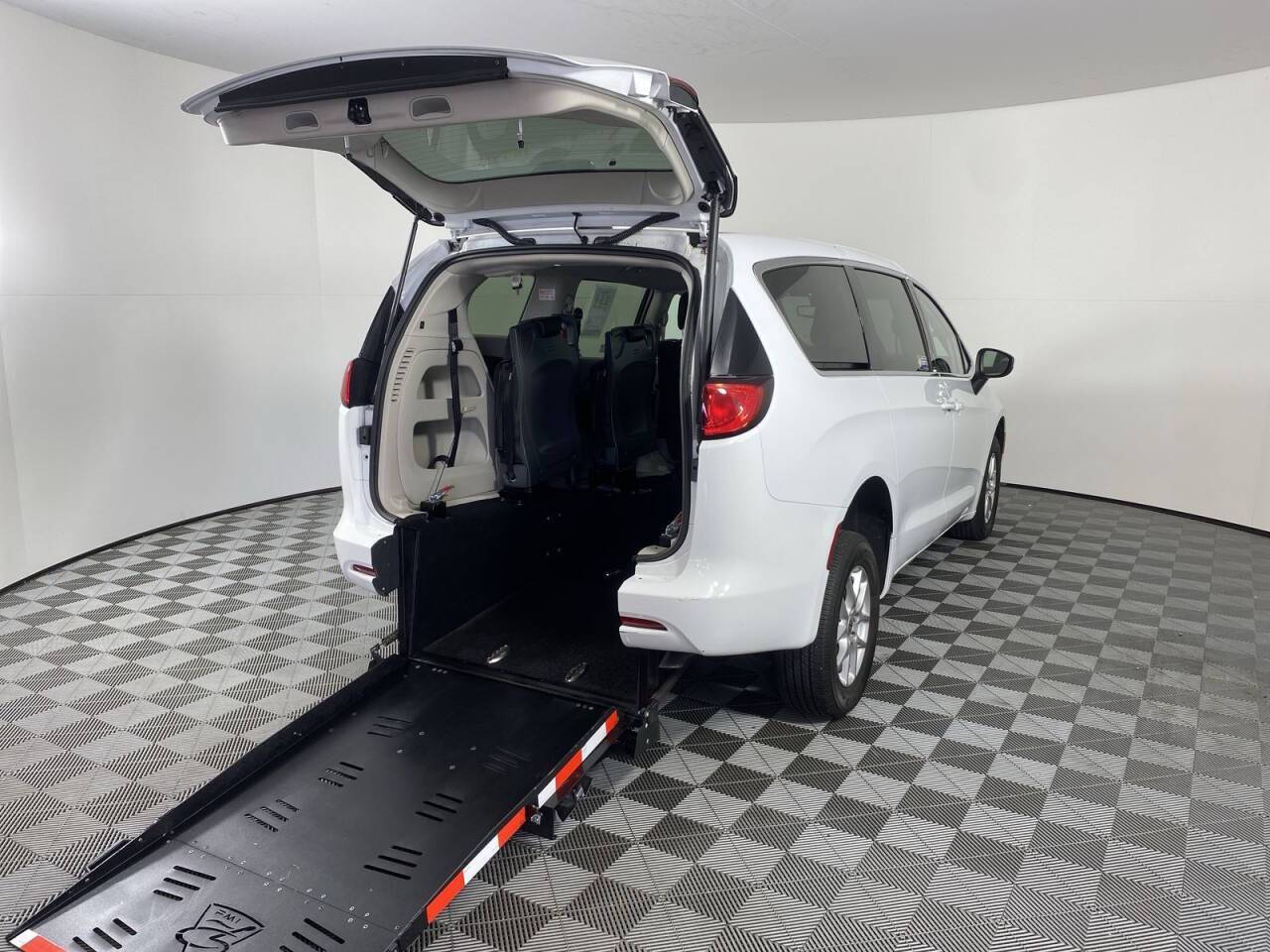 2023 Chrysler Voyager LX — Minivan — 14,906 mi — Phoenix, AZ