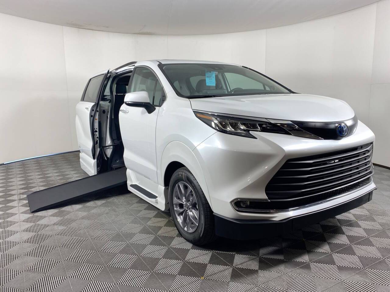 2023 Toyota Sienna XLE — Minivan — 14,793 mi — Phoenix, AZ