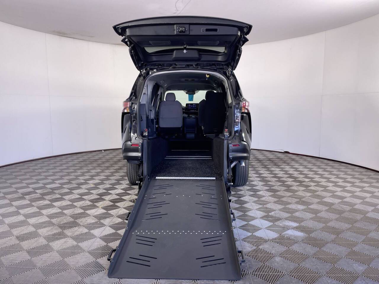 2023 Toyota Sienna LE — Minivan — 24,295 mi — Phoenix, AZ