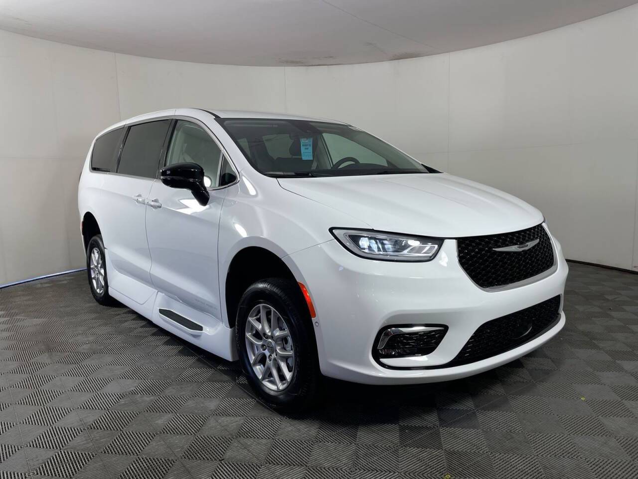 2024 Chrysler Pacifica Touring L — Minivan — 18 mi — Phoenix, AZ