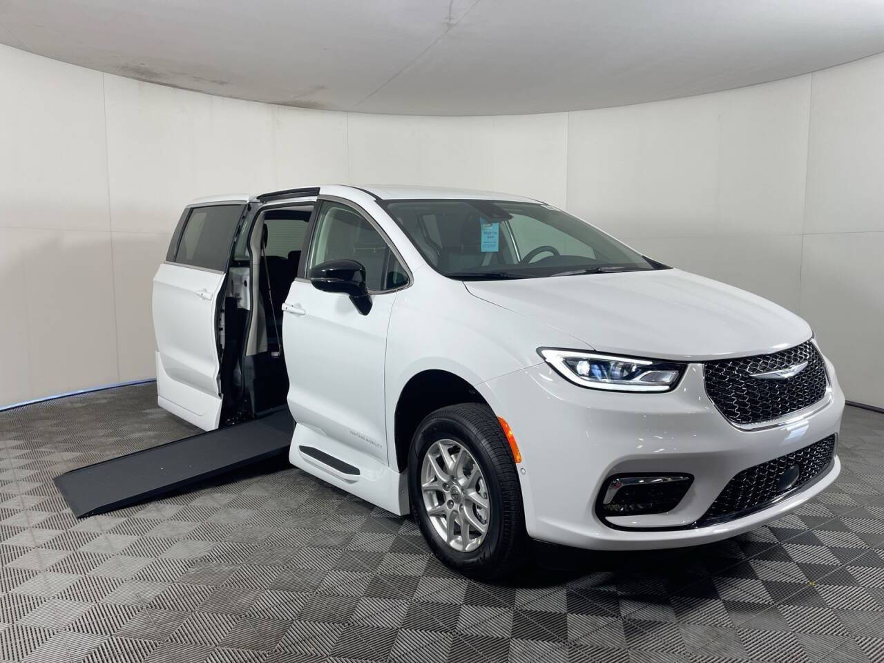 2024 Chrysler Pacifica Touring L — Minivan — 23 mi — Phoenix, AZ
