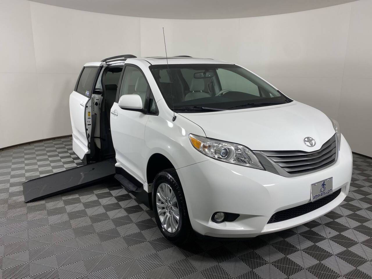2014 Toyota Sienna XLE — Minivan — 38,197 mi — Phoenix, AZ