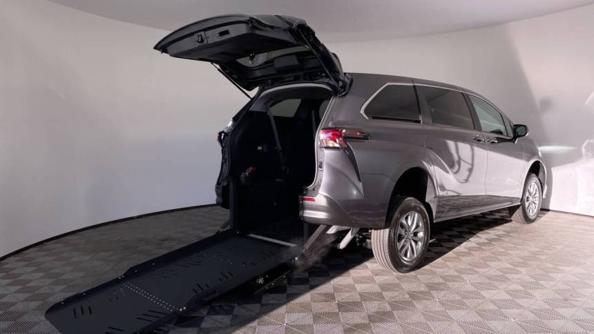 2025 Toyota Sienna LE — Minivan — 5 mi — Phoenix, AZ