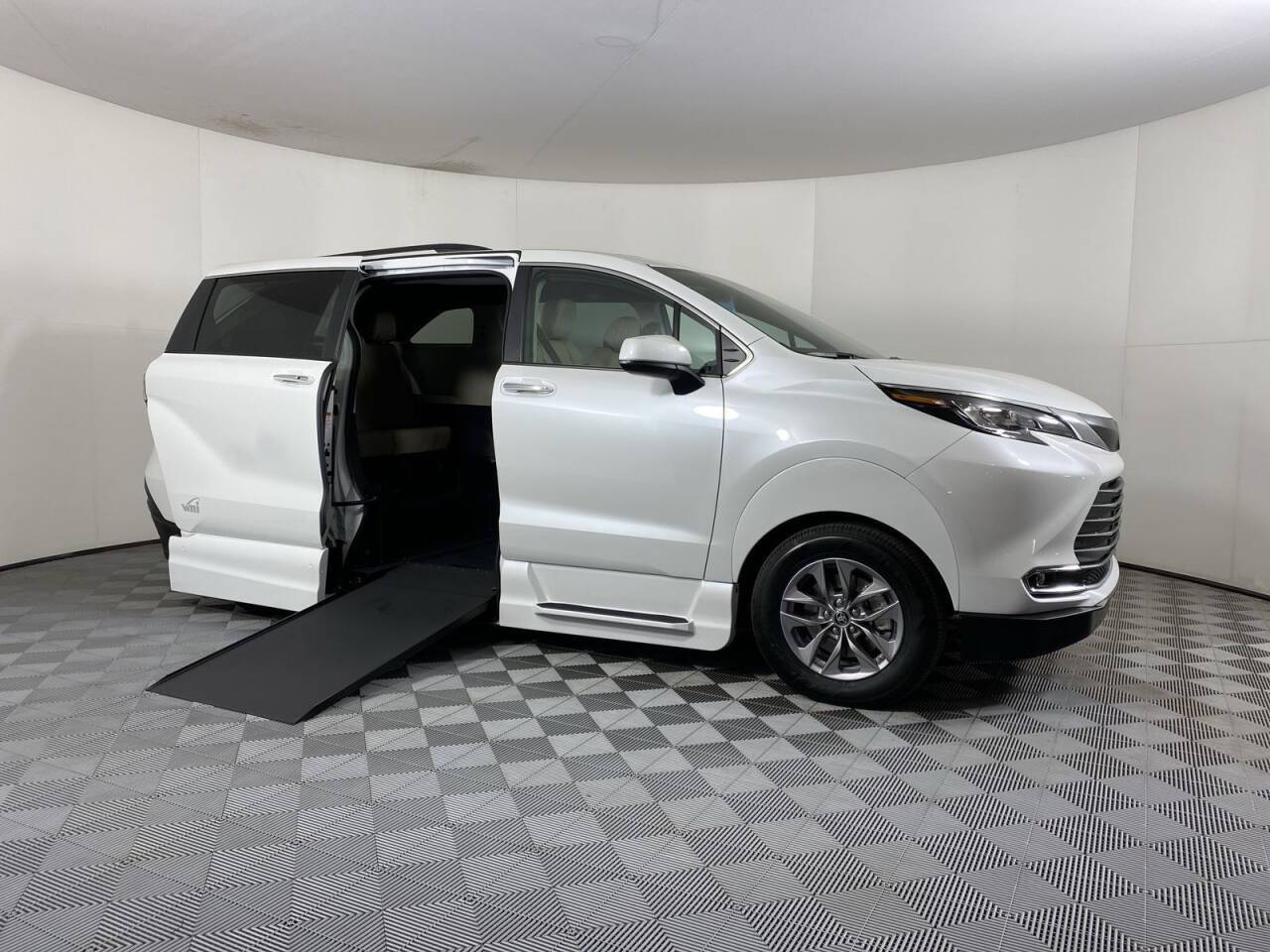 2022 Toyota Sienna XLE — Minivan — 8,434 mi — Phoenix, AZ