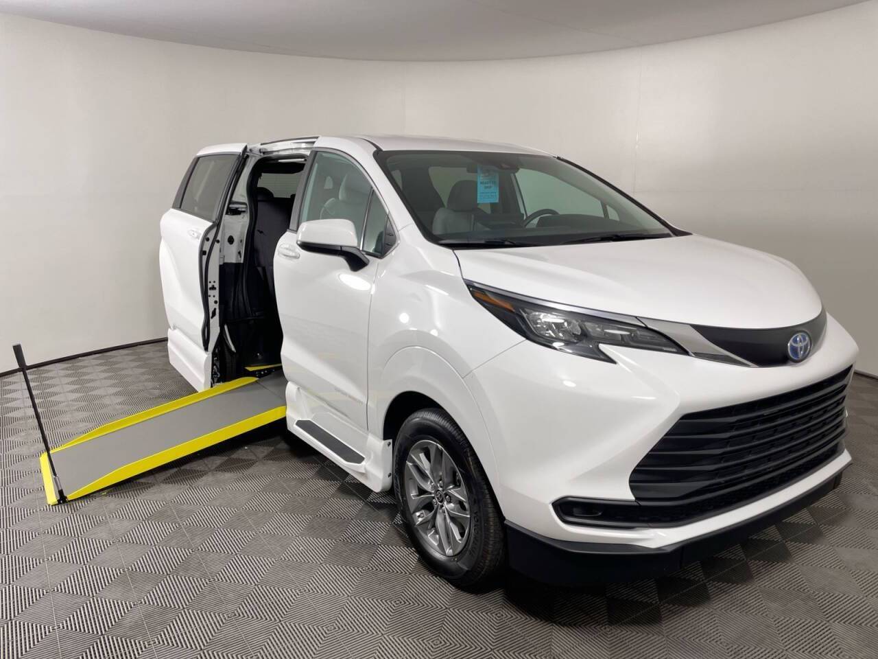 2025 Toyota Sienna LE — Minivan — 5 mi — Phoenix, AZ