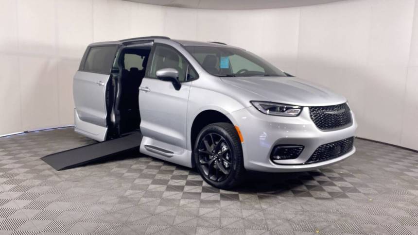 2023 Chrysler Pacifica Touring L — Minivan — 4,095 mi — Phoenix, AZ