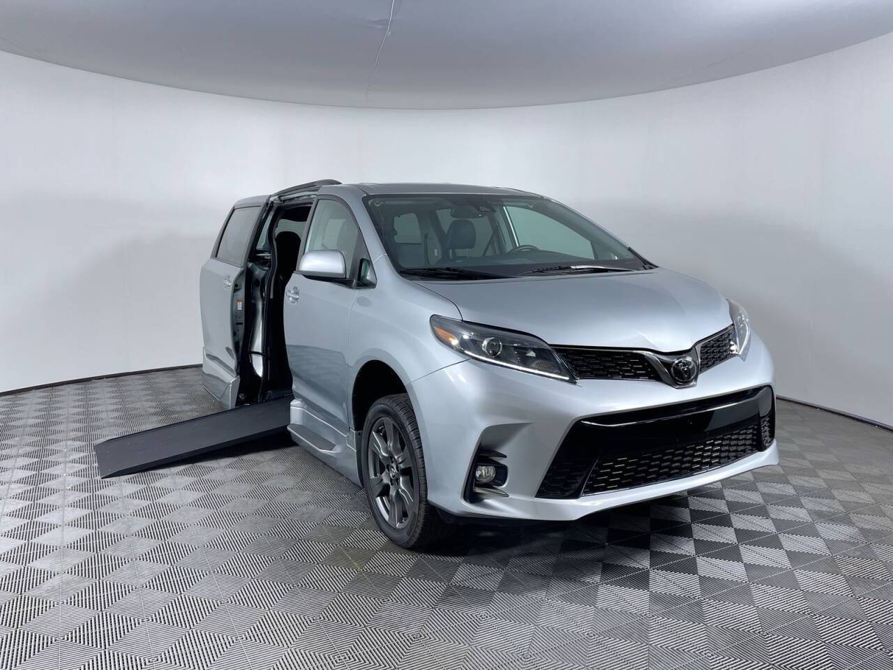 2020 Toyota Sienna SE — Minivan — 8,964 mi — Phoenix, AZ
