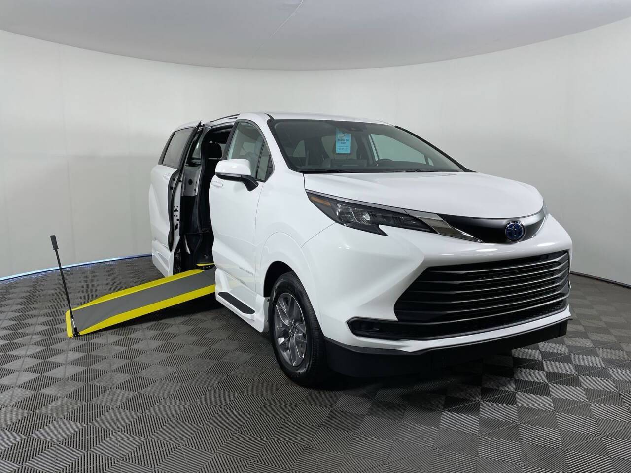 2025 Toyota Sienna LE — Minivan — 5 mi — Phoenix, AZ