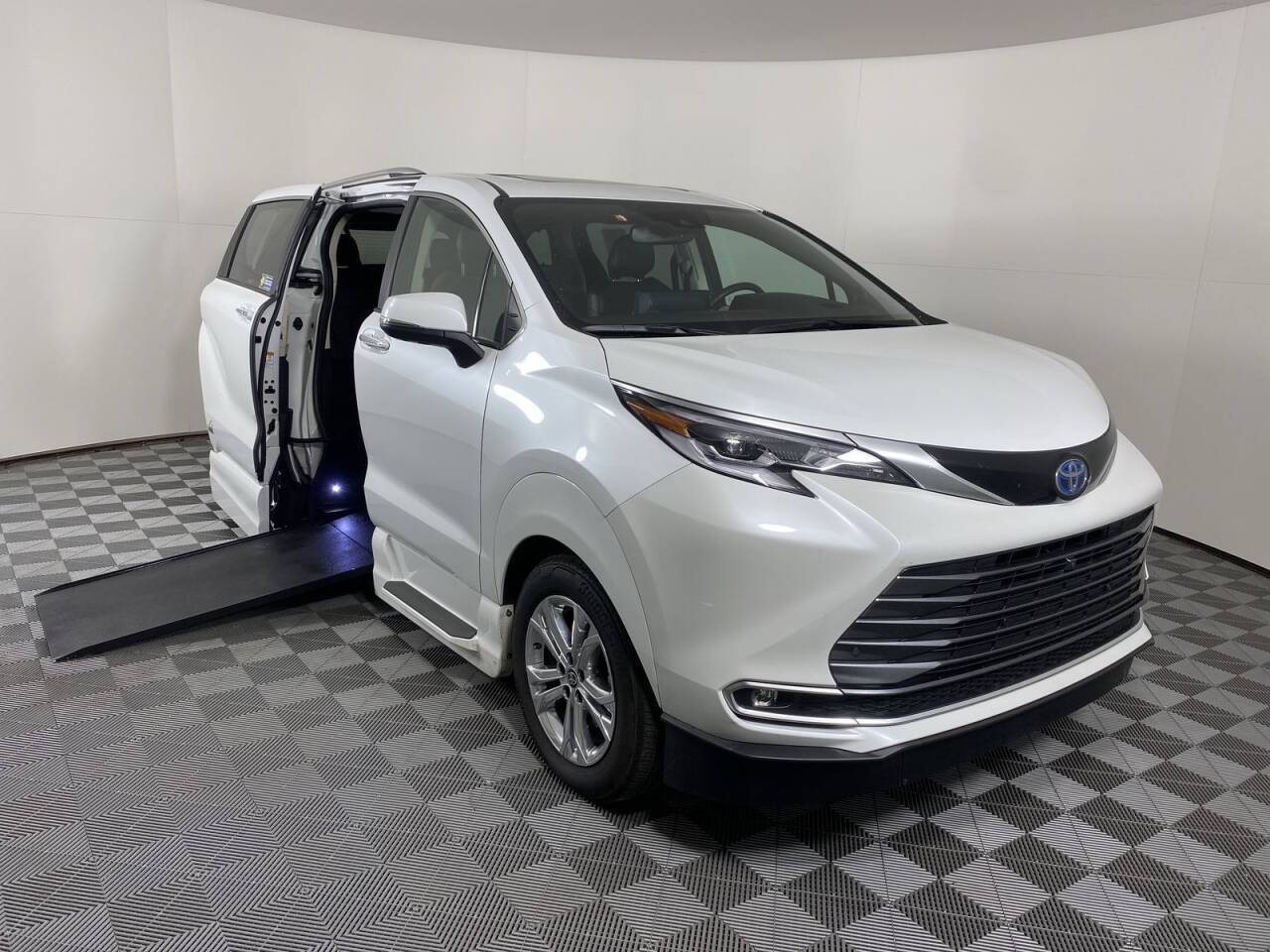 2022 Toyota Sienna Platinum — Minivan — 8,820 mi — Phoenix, AZ